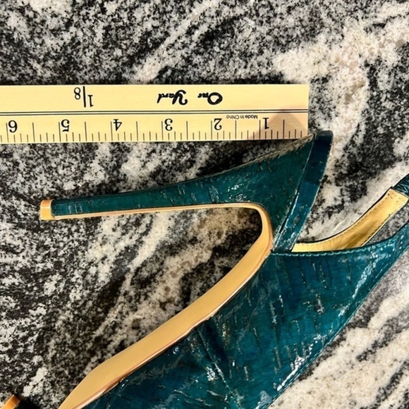 Tallulah Blu Sexy Teal Textured Round Toe Pumps - Picture 4 of 15